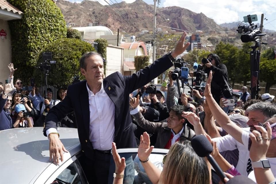 El candidato y ex Presidente Jorge 'Tuto' Quiroga saluda a sus simpatizantes luego de votar en La Paz.