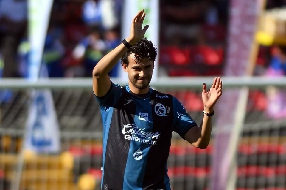 Querétaro presentó a Diego Reyes como refuerzo para el Apertura 2025 al descanso en el duelo ante Atlas.