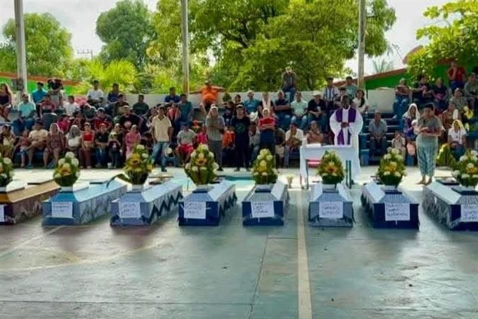 Pusuya düşürülen polis memurlarının tabutları, anma töreni ve ayin için belediye mahkemesine konuldu.
