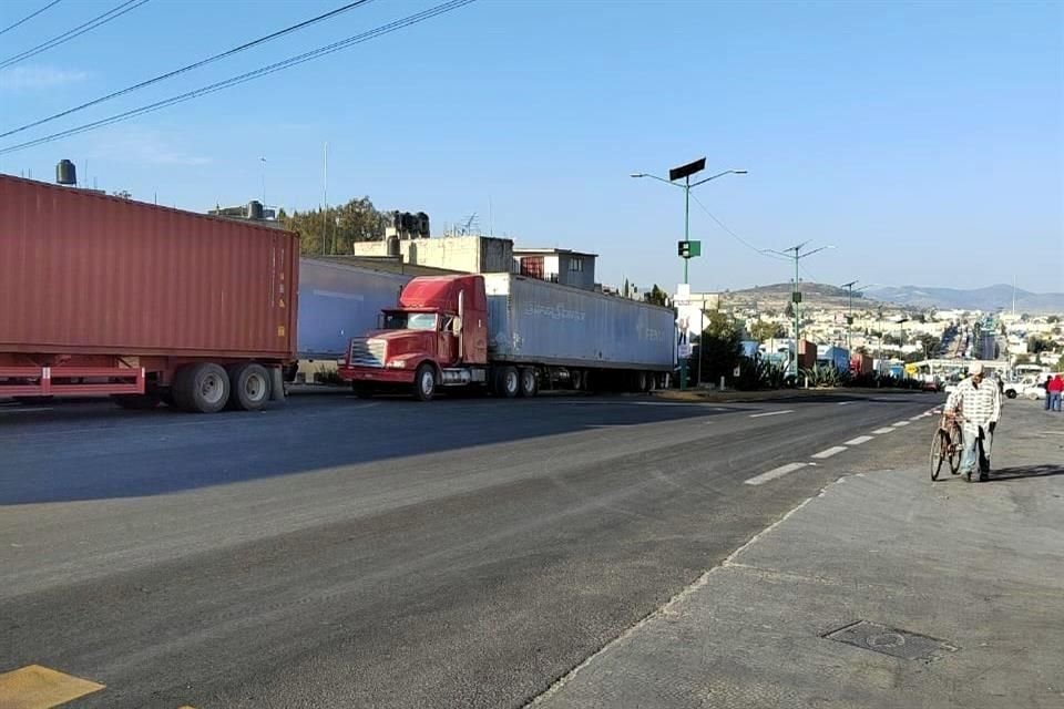 Mientras los pasajeros angustiados intercambiaban preguntas, los manifestantes habían instalado una carpa y mesas con refrescos
