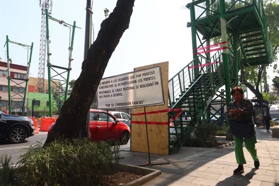 De cuatro estructuras que hay en Tlalpan, dos son retiradas actualmente de cara a la construcción de una calzada elevada.