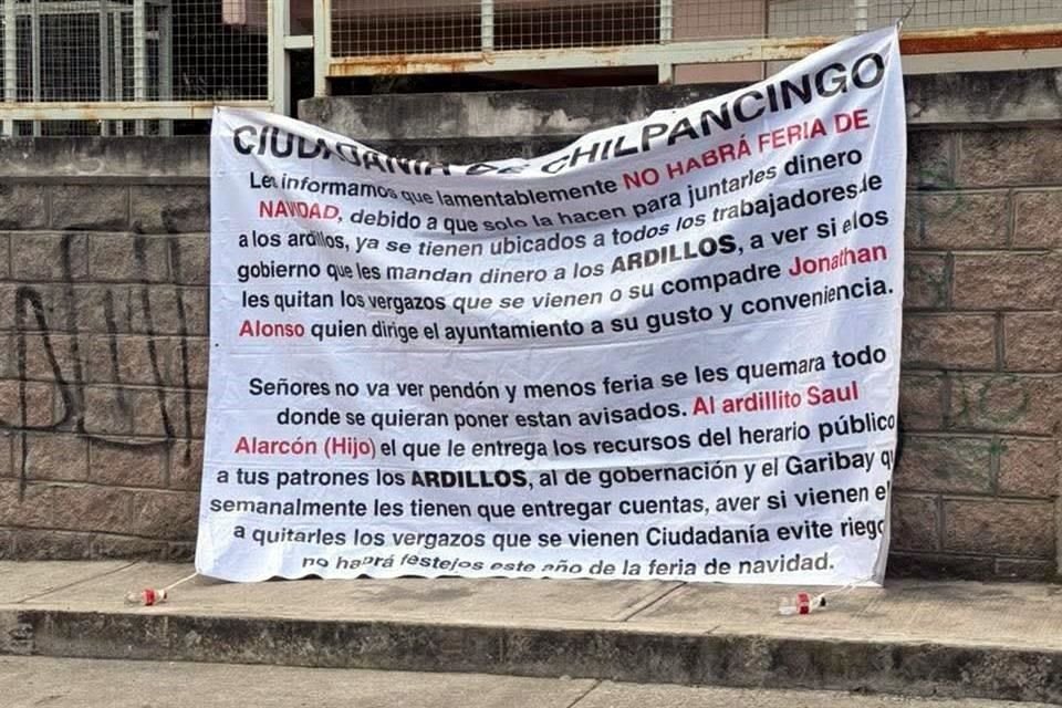 En la manta acusan a Saúl Alarcón, hijo del Alcalde priista de Chilpancingo, Gustavo Alarcón, de recaudar dinero para Los Ardillos.