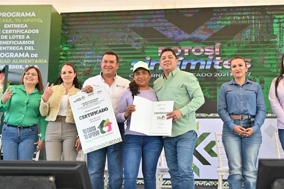 Gallardo entrega terrenos y escrituras en la Región Media