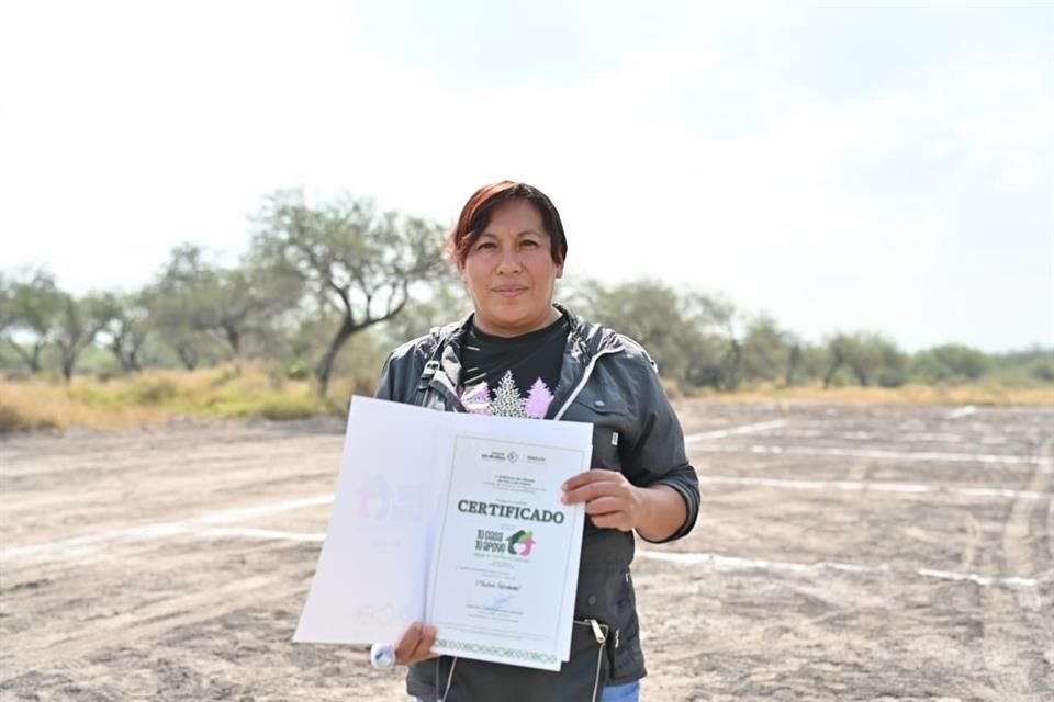 Gallardo entrega terrenos y escrituras en la Región Media