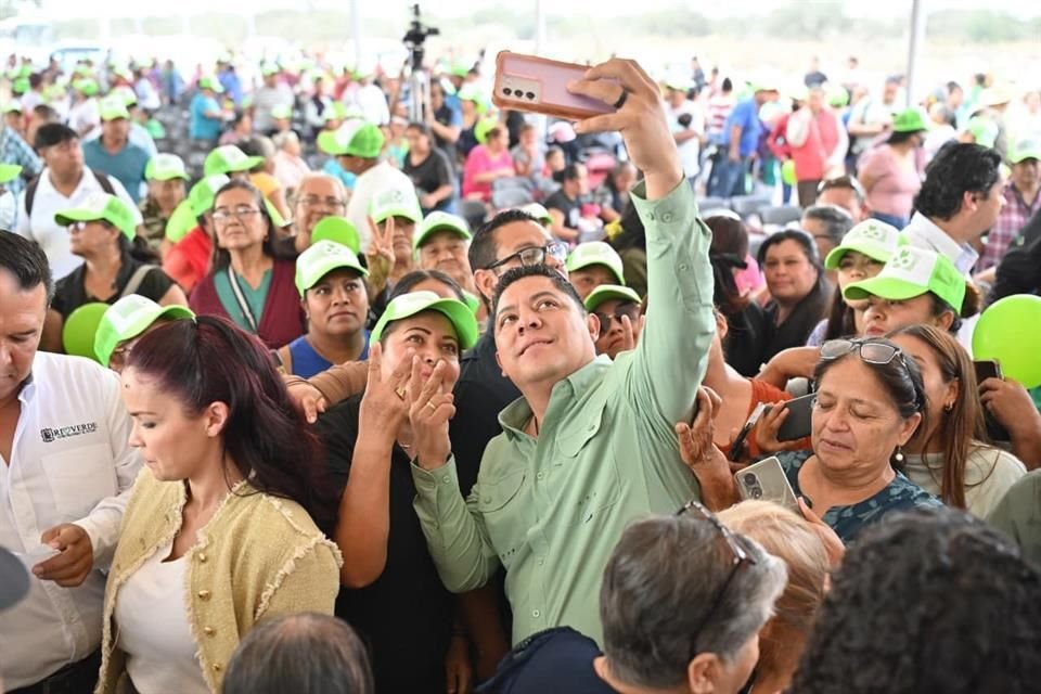 Gallardo entrega terrenos y escrituras en la Región Media