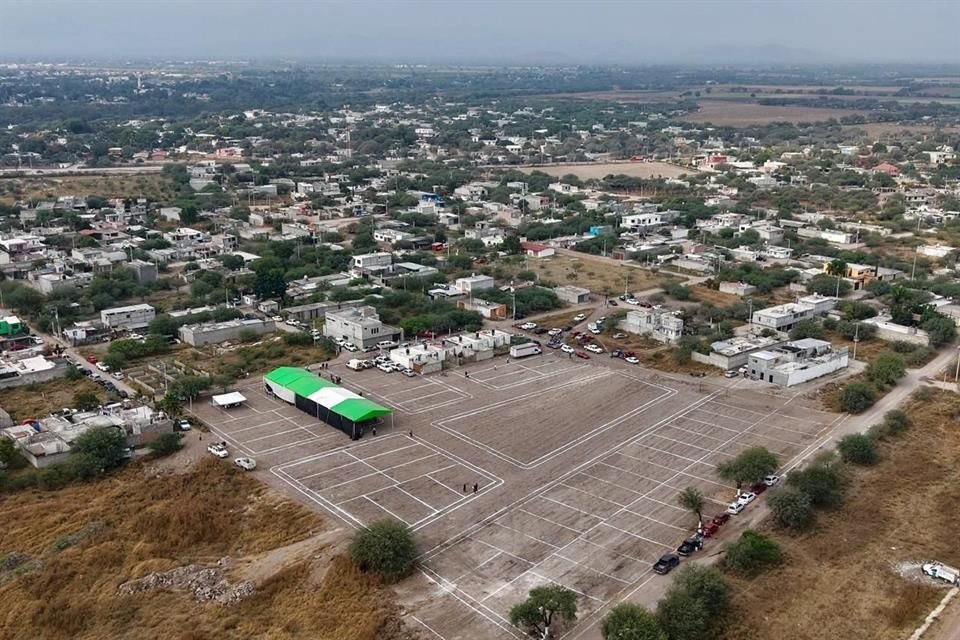 Gallardo entrega terrenos y escrituras en la Región Media