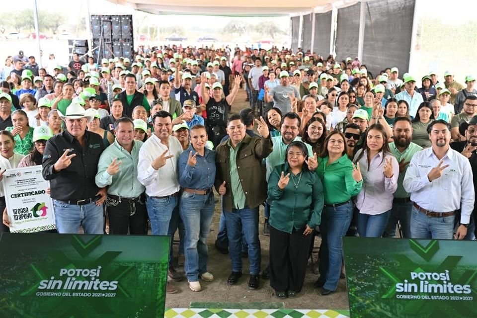 Gallardo entrega terrenos y escrituras en la Región Media