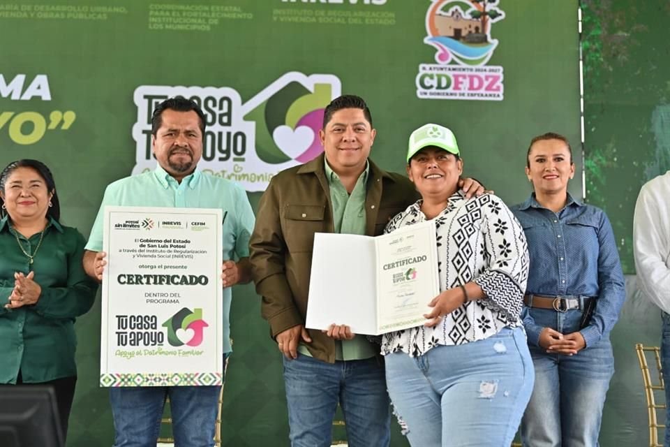 Gallardo entrega terrenos y escrituras en la Región Media