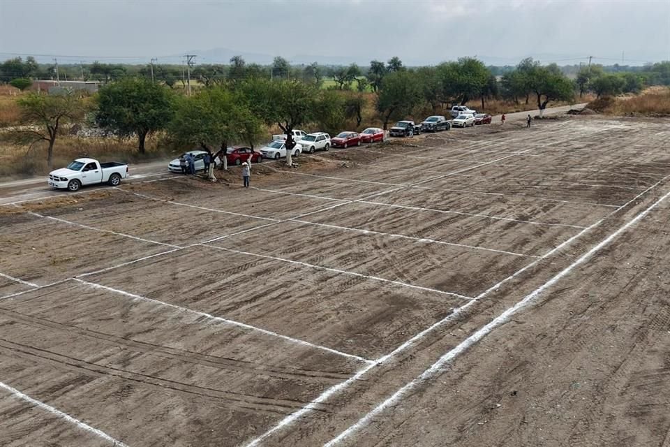 Gallardo entrega terrenos y escrituras en la Región Media