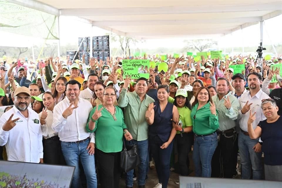 Gallardo entrega terrenos y escrituras en la Región Media