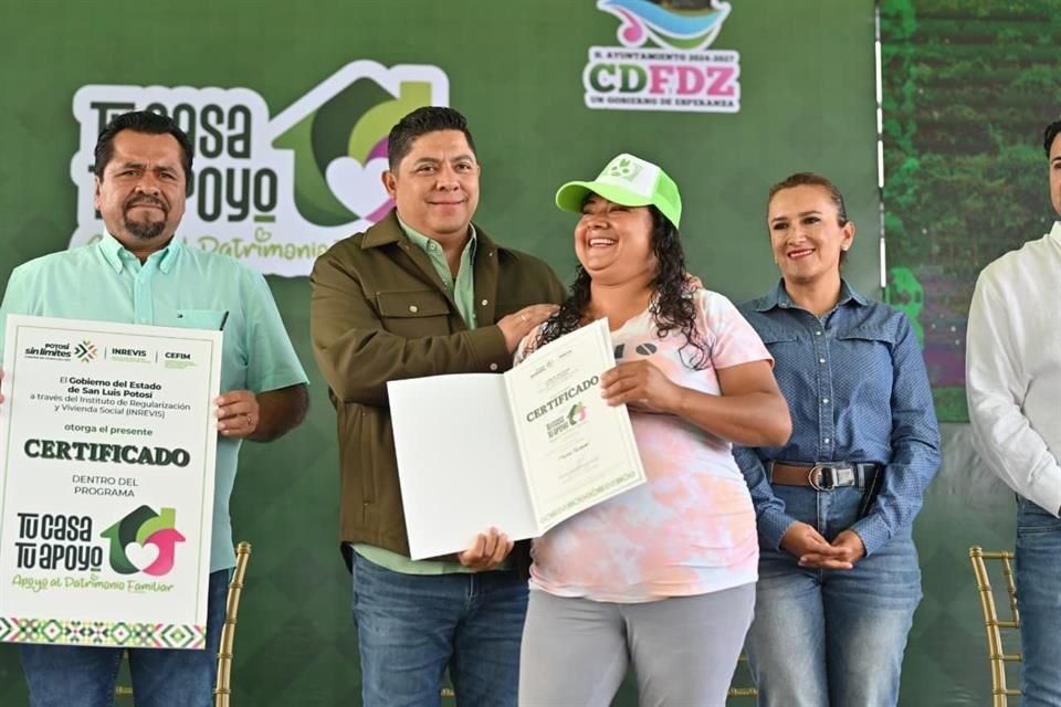 Gallardo entrega terrenos y escrituras en la Región Media