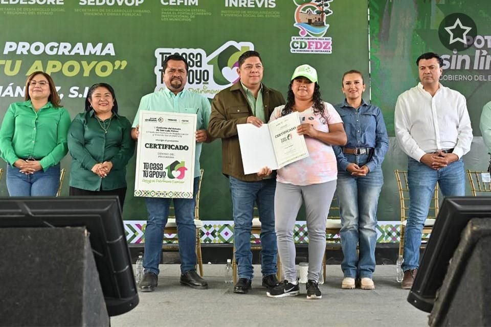 Gallardo entrega terrenos y escrituras en la Región Media