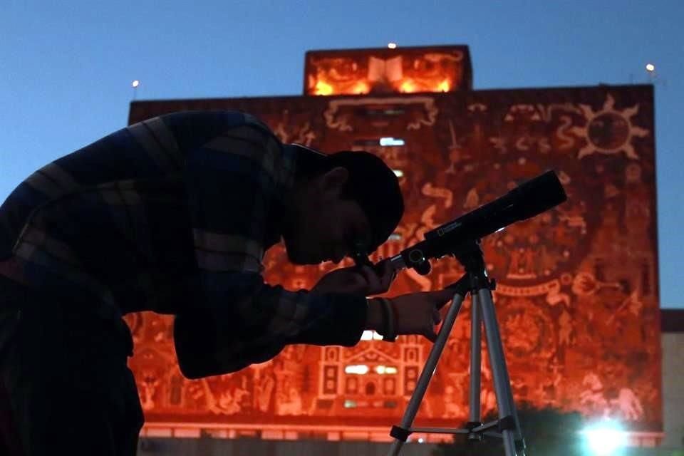 Telescopios para poder observar las estrellas; talleres, juegos y espectáculos, este fin de semana acércate a la Noche de las Estrellas.