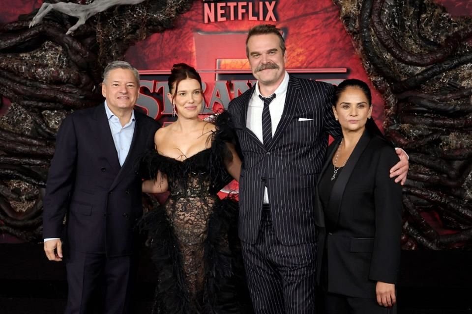 Millie Bobby Brown habló sobre su amistad con David Harbour en el estreno de 'Stranger Things', tras rumores de una denuncia por acoso.