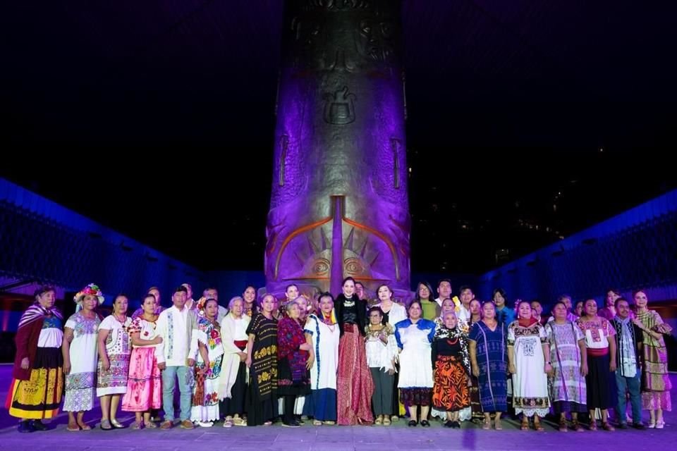 Artesanos de todo México presentan sus textiles y bordados en el Encuentro de Arte Textil Mexicano en Los Pinos.