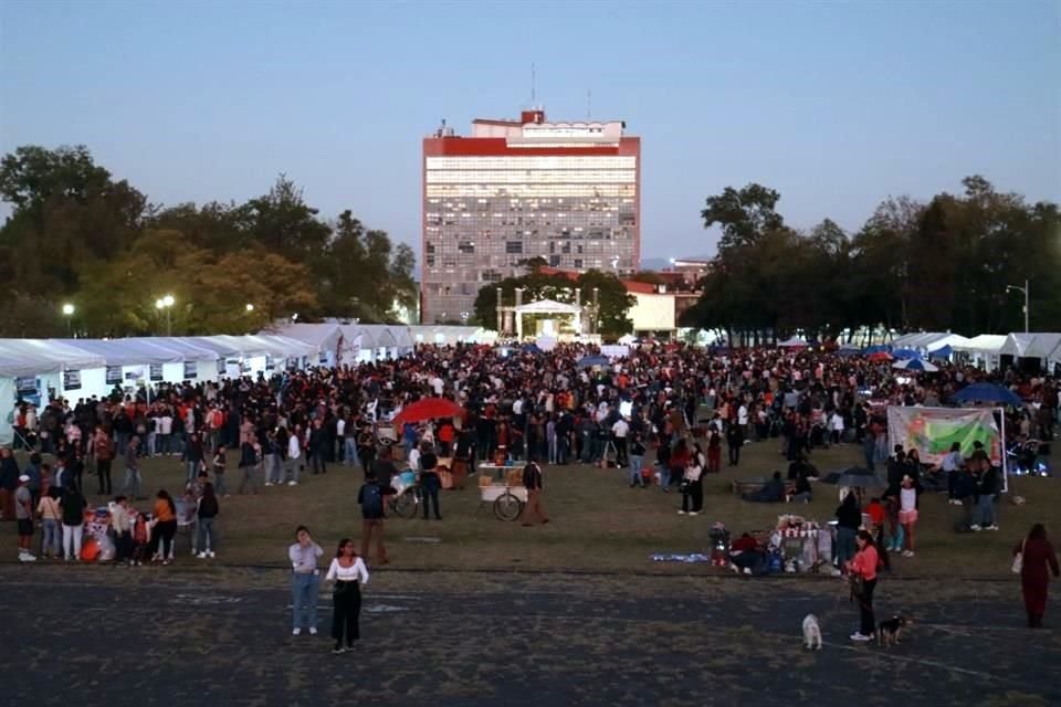 Esta es la edición número 17 de este programa y se titula Entre Estrellas y Átomos.