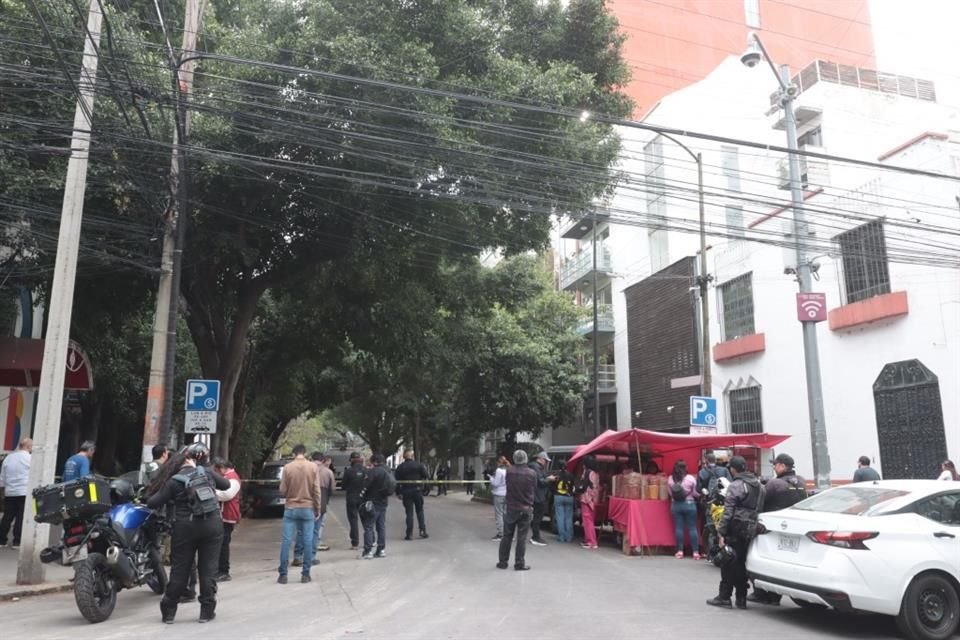 A PLENA LUZ. Los cascos que usaban los agresores quedaron abandonados frente al edificio.