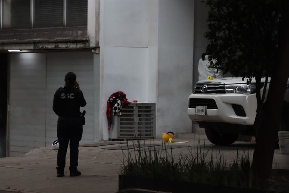 Criminales asaltan y disparan a custodio en la Roma; escapan en motos tras robar 200 mil pesos.