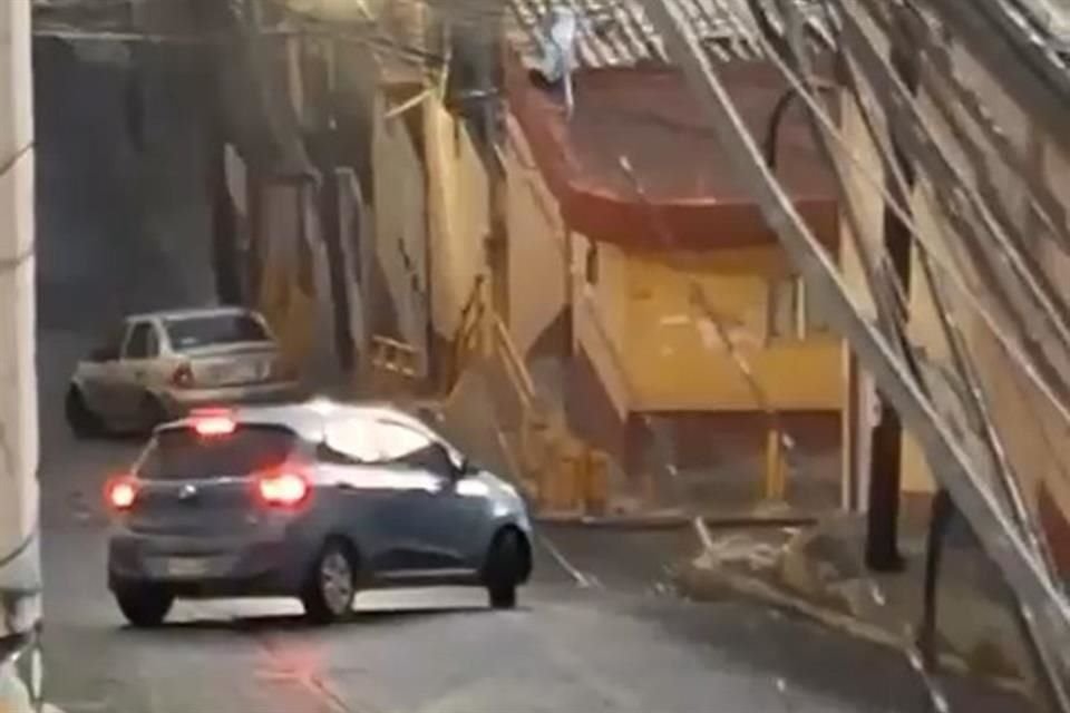 Cuando llueve, los vehículos pierden el control con mayor facilidad.