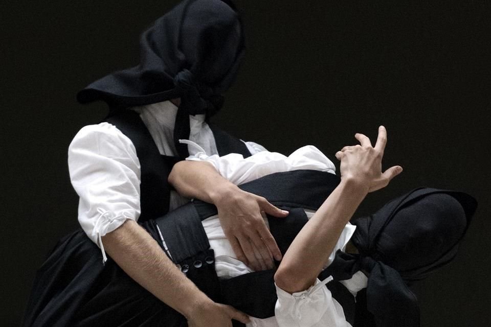 Nueve intérpretes dan vida a este universo a través del lenguaje Kova, sello distintivo de La Veronal, caracterizado por su rigor técnico y su capacidad para romper la lógica corporal tradicional.