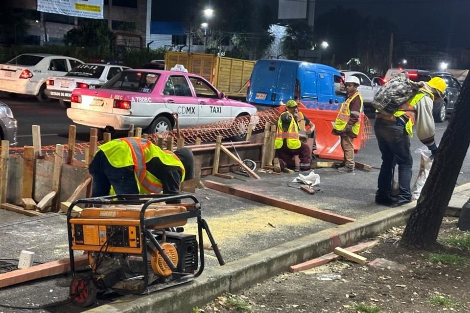 Trabajadores realizan obras de confinamiento del ciclocarril durante las noches.