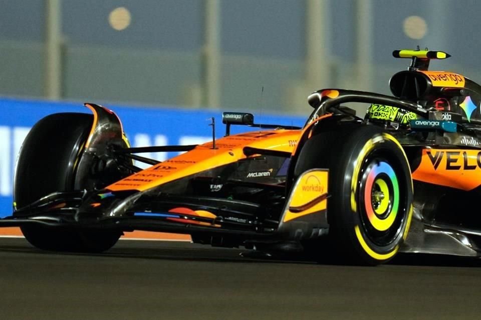 Lando Norris fue el más perjudicado de las decisiones de McLaren y al final se benefició de un problema de Andrea Kimi Antonelli y finalizó en el cuarto puesto.
