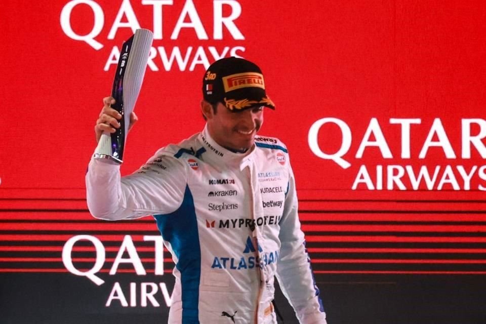 Un feliz Carlos Sainz en el podio de Qatar, tras su tercer puesto.