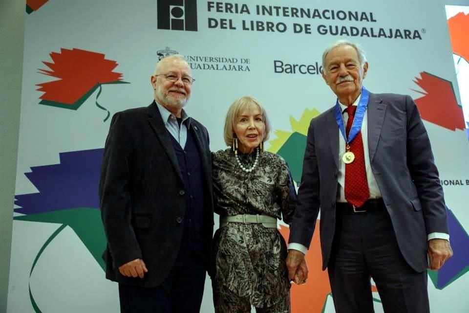 Trinidad Padilla, presidente de la FIL de Guadalajara, y Silvia Lemus, viuda de Carlos Fuentes, entregaron este domingo a Eduardo Mendoza (der.) la Medalla Fuentes.