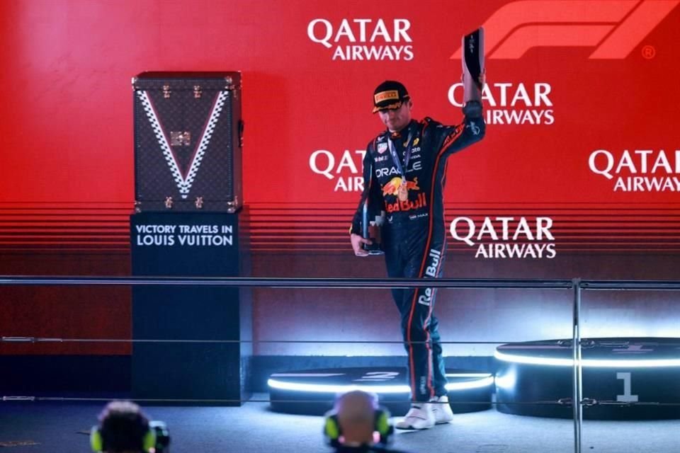 Max Verstappen subió a lo más alto del podio en Qatar y no pierde las esperanzas de lograr su quinto título de forma consecutiva.