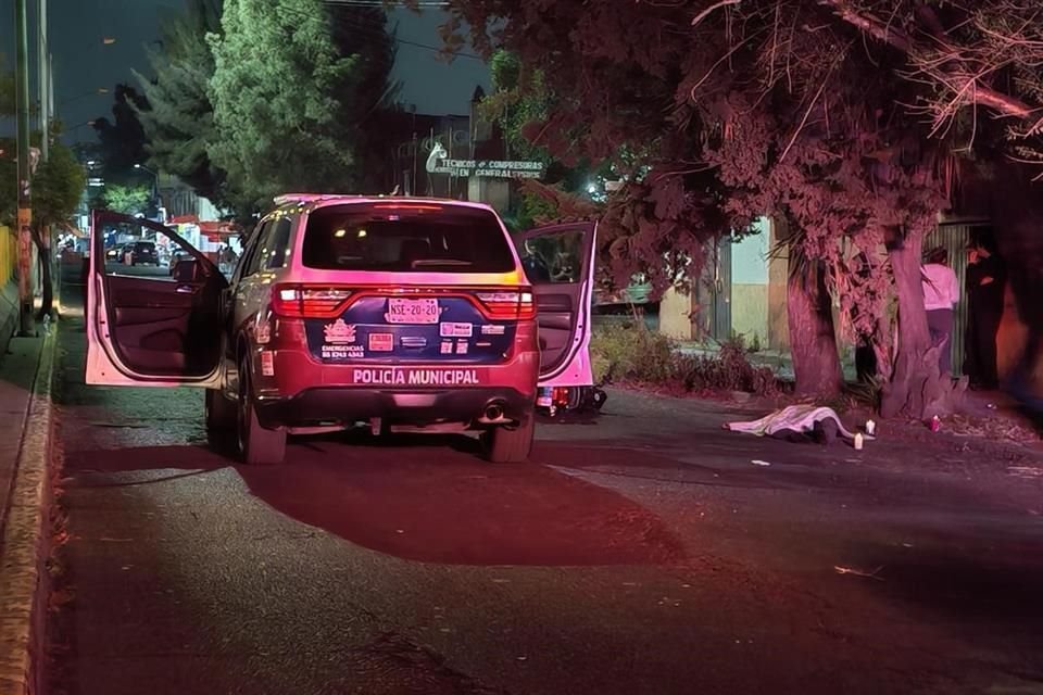 Tras el impacto entre dos motos, los tres jóvenes salieron proyectados y azotaron metros adelante; uno de ellos falleció.