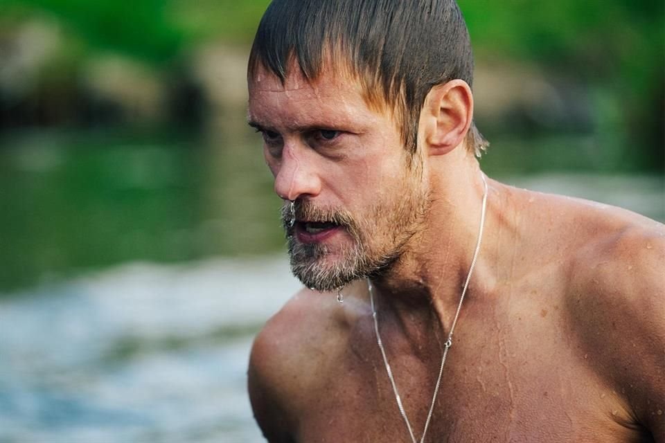 La cinta, en la que un motociclista dominante (Skarsgård) toma a un joven tímido (Harry Melling) como su nuevo sumiso, resultó ser la Mejor Película Independiente Británica en la gala.