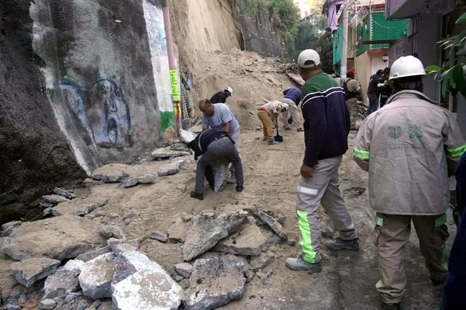 Según reportes preliminares, una filtración de agua provocó el deslizamiento.