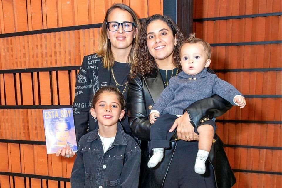 Saskia Niño de Rivera y Mariel Duayhe con sus hijos, Pía y Piero
