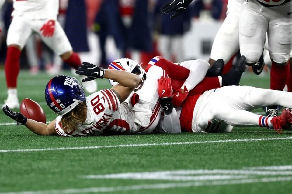 Gunner Olszewski sufrió un fuerte golpe en la cabeza y tuvo que salir. Tal fue el impacto que su casco se rompió.