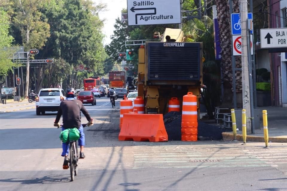 OBSTACULIZADA. Maquinaria y confinadores obstruyen el libre tránsito de los ciclistas que circulan por el carril confinado.