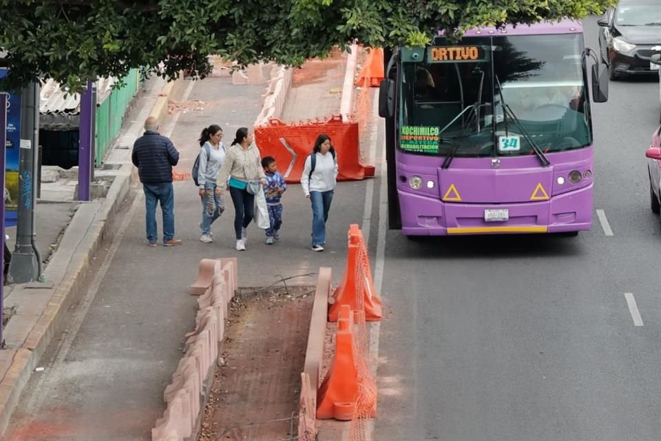 Aplanadoras y camiones fueron estacionados en la ciclovía en tanto reencarpetan la vialidad.