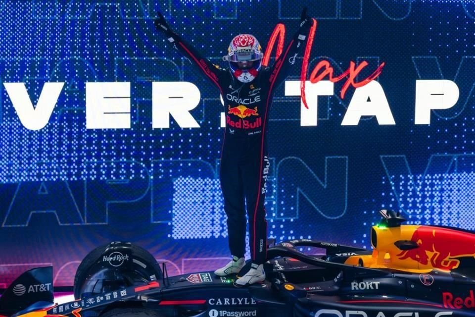 Max Verstappen estuvo 104 puntos debajo de los pilotos de McLaren a mitad de campaña y llegará a Abu Dhabi con chances de buscar su pentacampeonato.