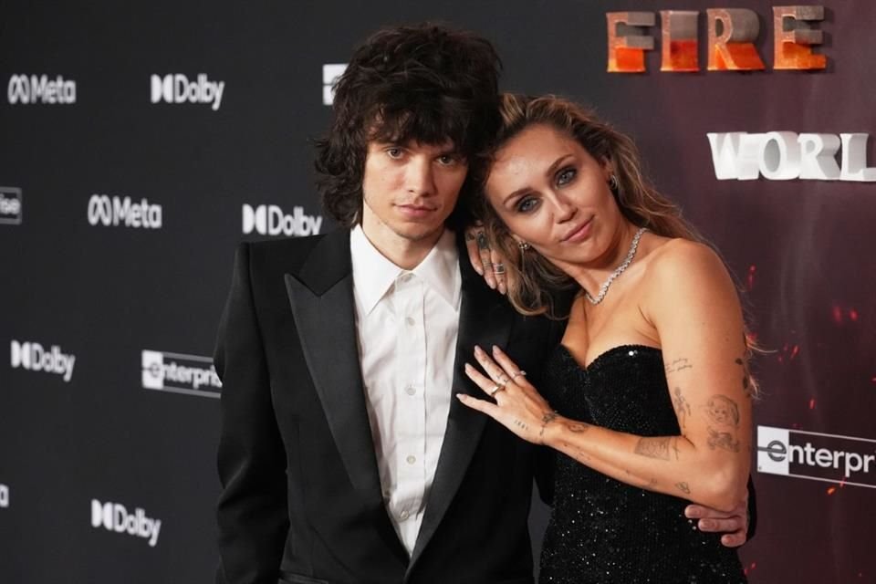 Miley Cyrus y Maxx Morando confirman su compromiso tras cuatro años juntos; la cantante lució un anillo hecho a medida que desató la noticia.