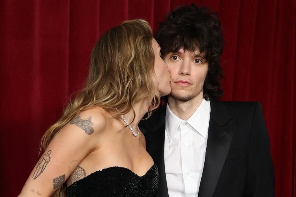 Milye Cyrus y Maxx Morando comenzaron su historia en 2021 y un año más tarde fueron captados besándose en Los Ángeles, lo que entonces confirmó su romance.