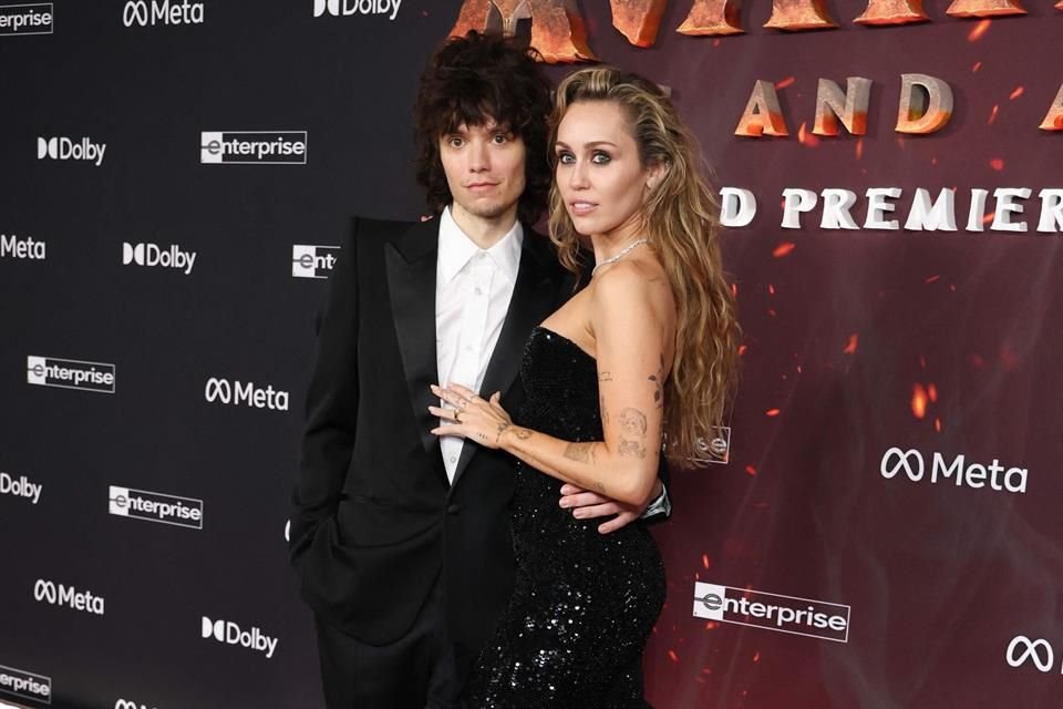 Miley Cyrus reveló que Maxx Morando le propuso matrimonio en Asia y mostró su anillo de diamante tras cuatro años de relación.