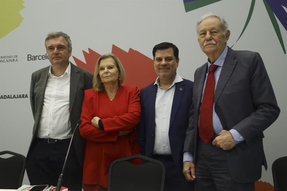 Xavi Ayén, Carme Riera, José Calafell y Eduardo Mendoza durante el homenaje a la editira catalana,