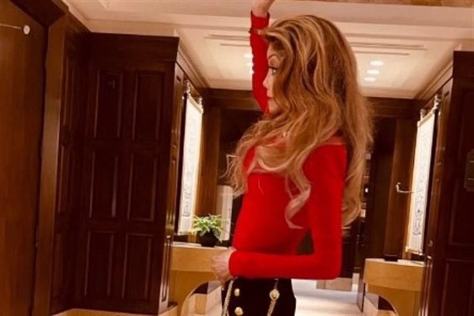 La hermana del fallecido 'Rey del Pop' publicó una serie de imágenes luciendo unos pantalones negros ajustados con una camiseta roja de manga larga.