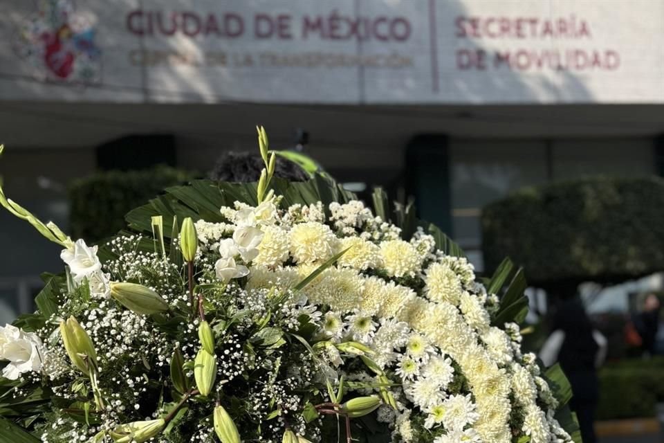 Los inconformes protestaron con una corona fúnebre frente a las oficinas de la dependencia, luego de que el funcionario no se presentara a la reunión.