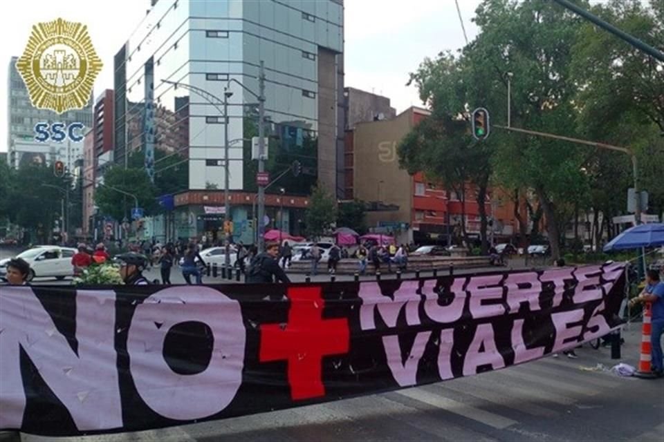 Los manifestantes se trasladaron de las oficinas de la Semovi hacia Insurgentes Sur, a la altura de Avenida Álvaro Obregón, donde realizaron cortes a la circulación.