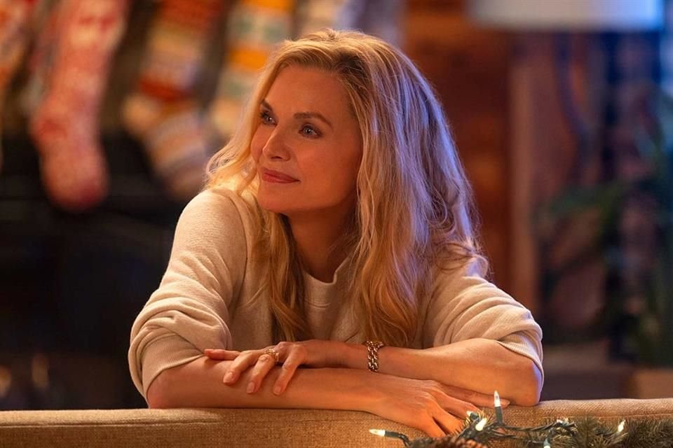 Pfeiffer interpreta a Claire Clauster, madre de familia entusiasta de la Navidad, en el filme que llega este miércoles a Prime Video.