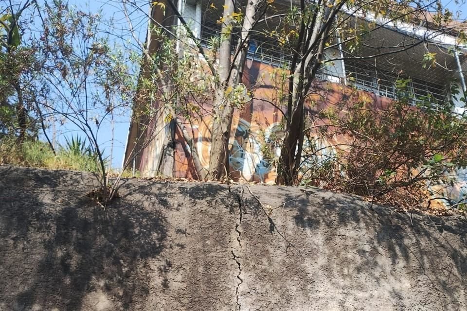 Un talud al sur del plantel presenta fracturas en el repellado.