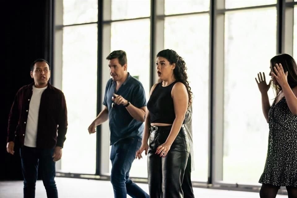 A través del show buscan transmitir la melancolía y la celebración con la que se vive esta temporada. El concierto también es una mezcla de artistas y de música con nivel internacional.