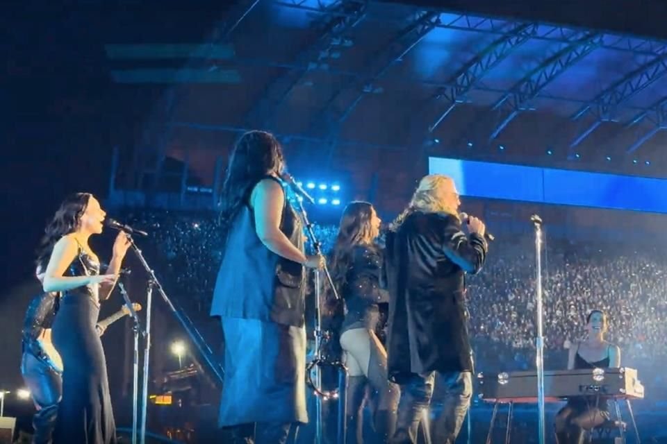 Al instante, muchos fans subieron a redes el momento y no tardó en volverse viral.