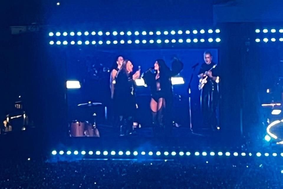 En medio de la expectativa, Dua Lipa pidió un aplauso para Fher Olvera, cantante de Maná, quien apareció del fondo del escenario.