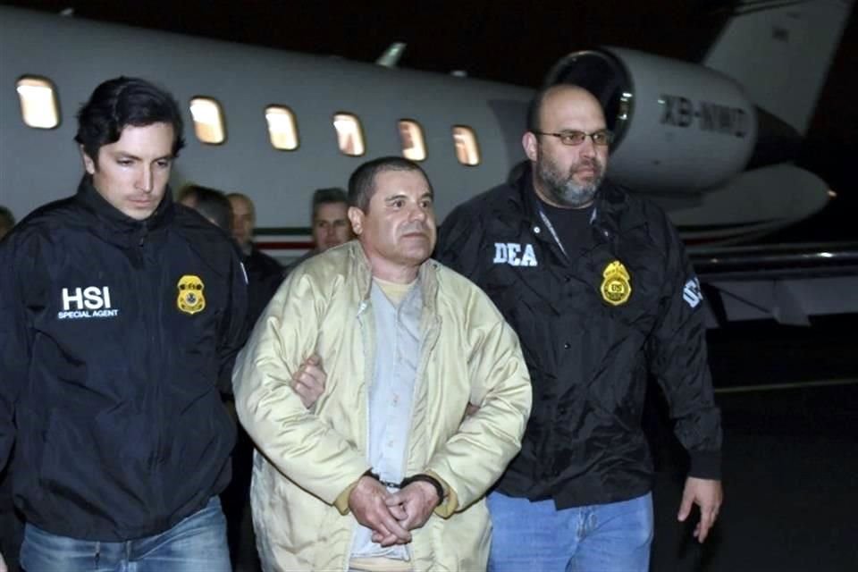 Autoridades estadounidenses escoltan a Joaquín 'El Chapo' Guzmán en su traslado en Long Island, en una imagen de archivo de 2017.